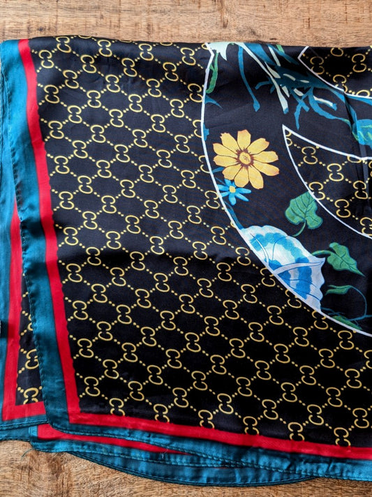 Das elegante Tuch aus Seide und Viskose im Gucci Stil in Schwarz Gold mit Rand in Grün und Rot bietet Styling Möglichkeiten von lässig bis chic!