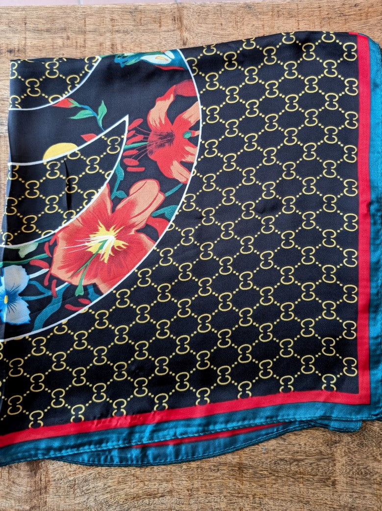 Das elegante Tuch aus Seide und Viskose im Gucci Stil in Schwarz Gold mit Rand in Grün und Rot bietet Styling Möglichkeiten von lässig bis chic!