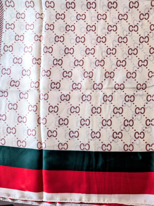 Das elegante Tuch aus Seide und Viskose im Gucci Stil in Creme Rot mit Rand in Grün und Rot bietet Stylingmöglichkeiten von lässig bis chic!