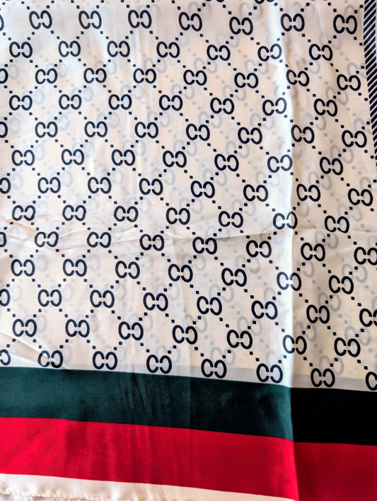 Das elegante Tuch aus Seide und Viskose im Gucci Stil in Creme Schwarz mit Rand in Grün und Rot bietet Stylingmöglichkeiten von lässig bis chic!