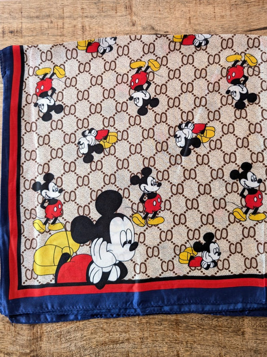 Verleihe Deinem Look mit dem eleganten Tuch aus Viskose und Seide im Gucci-Stil eine spielerische Note mit dem charmantem Mickey Mouse-Motiv!