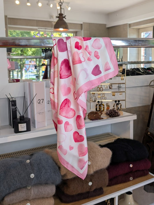 Das quadratische Viskose-Tuch in Weiß mit Herzen in Pink, Flieder und Rot setzt charmante farbenfrohe Akzente und verleiht jedem Outfit eine verspielte Note!