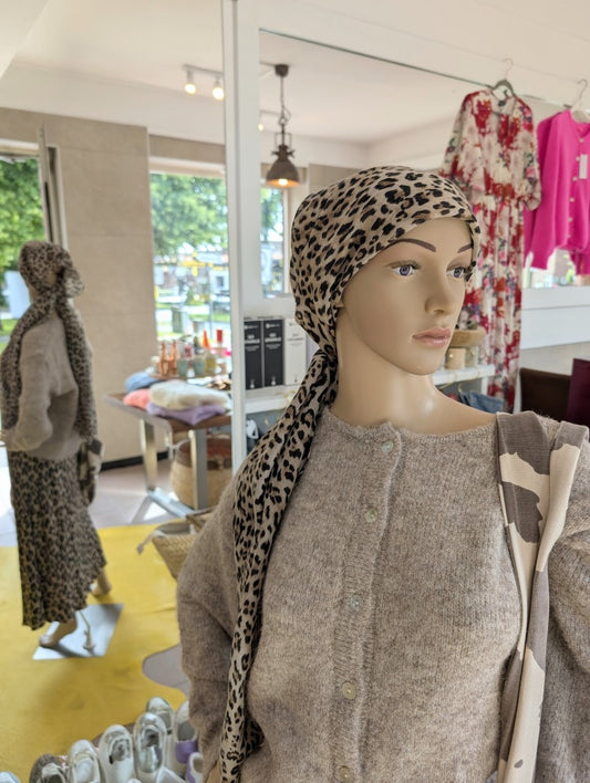 Dieses leichte Tuch aus weicher Viskose mit angesagtem Leo-Muster in Beige Braun Schwarz verleiht jedem Outfit eine stilvolle Note. Setze modische Akzente!