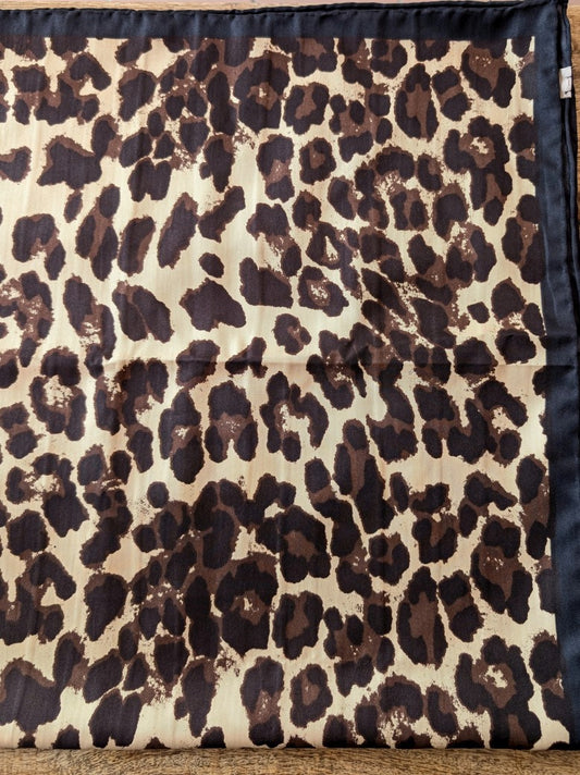 Das leichte Viskose Tuch mit stilvollem Leo-Muster in Beige Braun Schwarz verleiht jedem Outfit Eleganz - ideal als modisches Accessoire für kühlere Stunden!