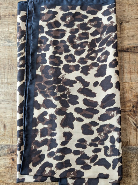 Das leichte Viskose Tuch mit stilvollem Leo-Muster in Créme Braun Schwarz verleiht jedem Outfit Eleganz - ideal als modisches Accessoire für kühlere Stunden!