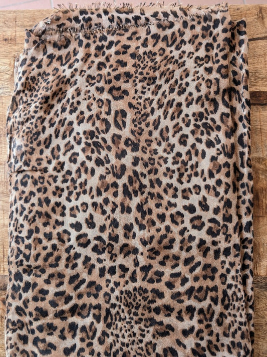Dieses leichte Tuch aus weicher Viskose mit angesagtem Leo-Muster in Hellbraun Braun Schwarz verleiht jedem Outfit eine stilvolle Note. Setze modische Akzente!