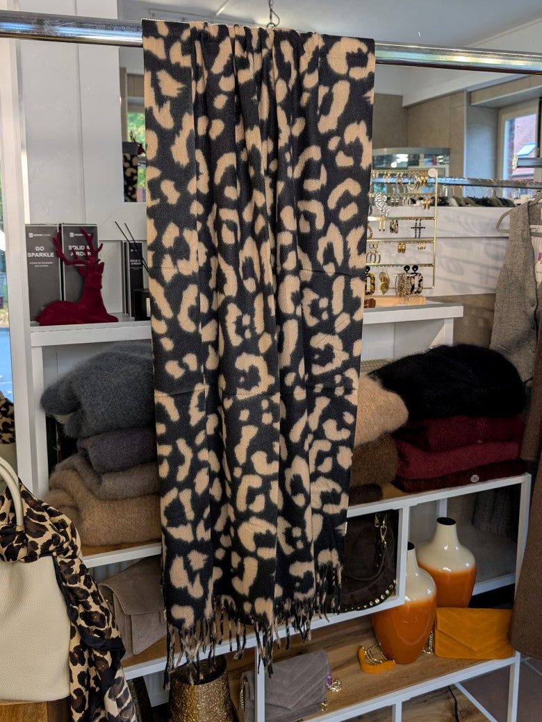 Elegantes Leo Muster Tuch in Schwarz Beige/Braun mit Fransen aus hochwertiger Viskose und Wolle - Stylingmöglichkeiten von lässig bis chic!