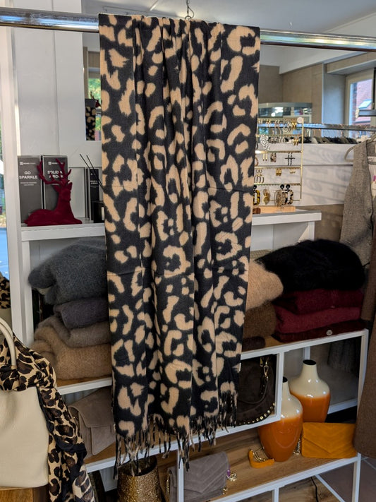 Elegantes Leo Muster Tuch in Schwarz Beige/Braun mit Fransen aus hochwertiger Viskose und Wolle - Stylingmöglichkeiten von lässig bis chic!
