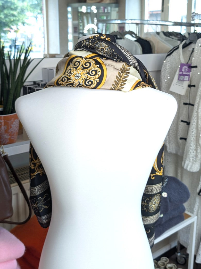 Hochwertiges Rechtecktuch im zeitlosen Versace-Stil in Crème Schwarz Gold aus Seide und Viskose - als Schultertuch, Halstuch, Hüfttuch oder elegantes Accessoire.