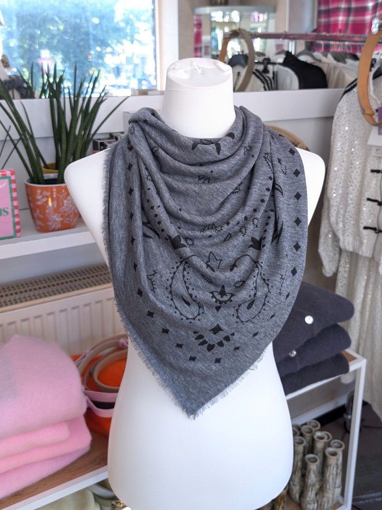 Raffiniert elegantes Paisley Tuch aus Kaschmir Merino Wolle in Grau Schwarz. Styling als Halstuch, Kopftuch, Tuch um die Hüften oder stilvolles Accessoire!
