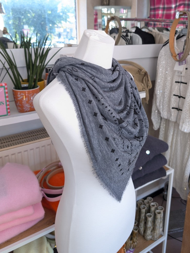 Raffiniert elegantes Paisley Tuch aus Kaschmir Merino Wolle in Grau Schwarz. Styling als Halstuch, Kopftuch, Tuch um die Hüften oder stilvolles Accessoire!