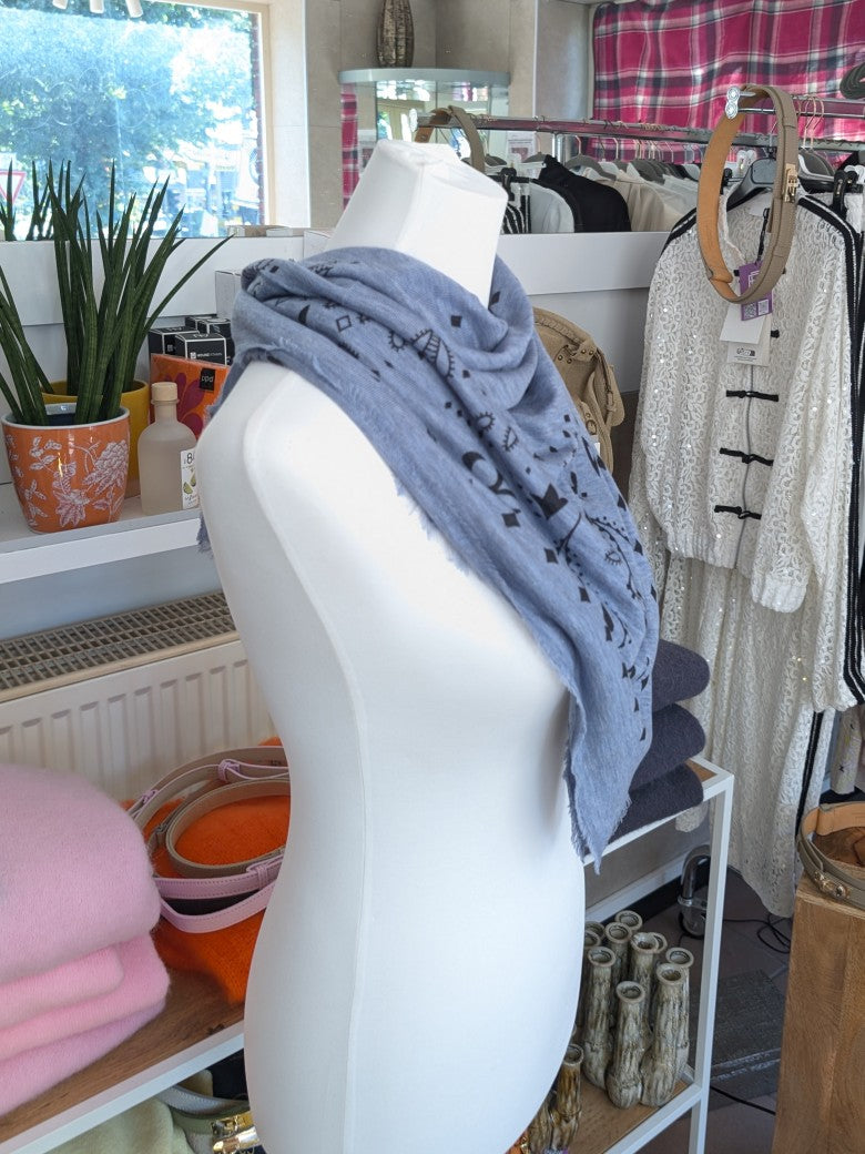 Raffiniert elegantes Paisley Tuch aus Kaschmir Merino Wolle in Hellblau Grau. Styling als Halstuch, Kopftuch, Tuch um die Hüften oder stilvolles Accessoire!