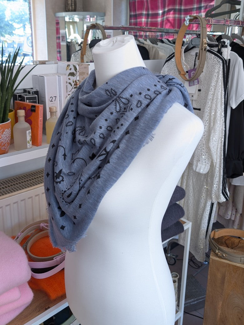Raffiniert elegantes Paisley Tuch aus Kaschmir Merino Wolle in Hellblau Grau. Styling als Halstuch, Kopftuch, Tuch um die Hüften oder stilvolles Accessoire!