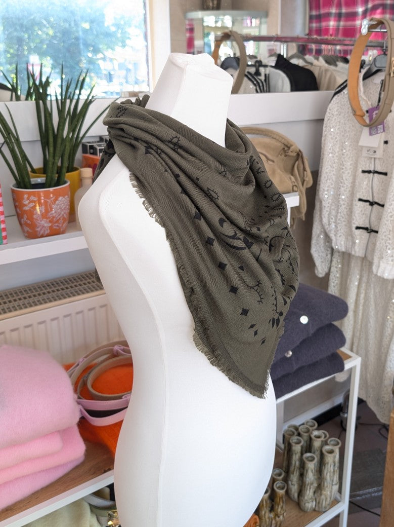 Raffiniert elegantes Paisley Tuch aus Kaschmir Merino Wolle in Khaki Schwarz. Styling als Halstuch, Kopftuch, Tuch um die Hüften oder stilvolles Accessoire!