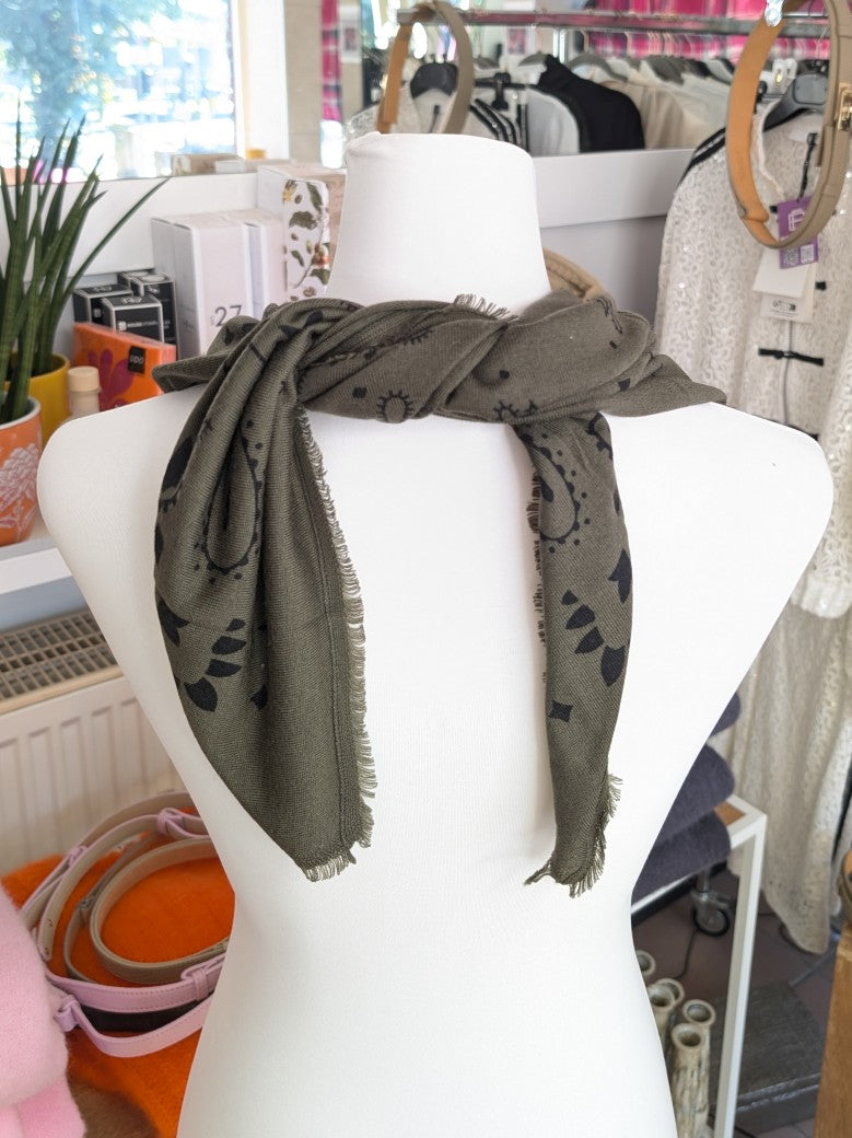 Raffiniert elegantes Paisley Tuch aus Kaschmir Merino Wolle in Khaki Schwarz. Styling als Halstuch, Kopftuch, Tuch um die Hüften oder stilvolles Accessoire!