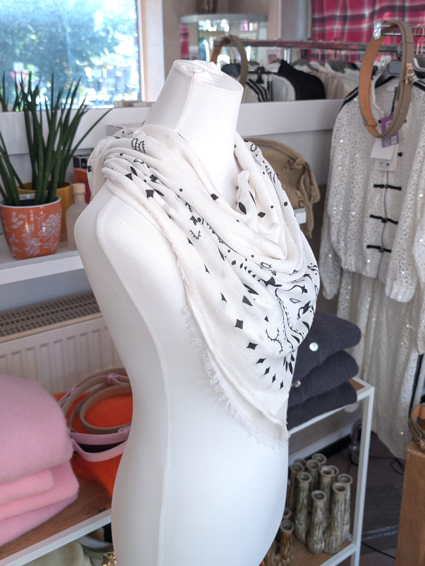 Raffiniert elegantes Paisley Tuch aus Kaschmir Merino Wolle in Weiß Schwarz. Styling als Halstuch, Kopftuch, Tuch um die Hüften oder stilvolles Accessoire!