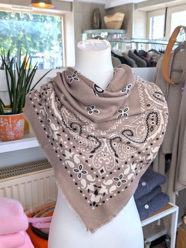Elegantes Tuch Schal aus 100% Viskose, raffinierter ethnischer Charakter durch florales Paisley Muster im Kujten-Stil - als Kopftuch, Halstuch, Schulterumhang