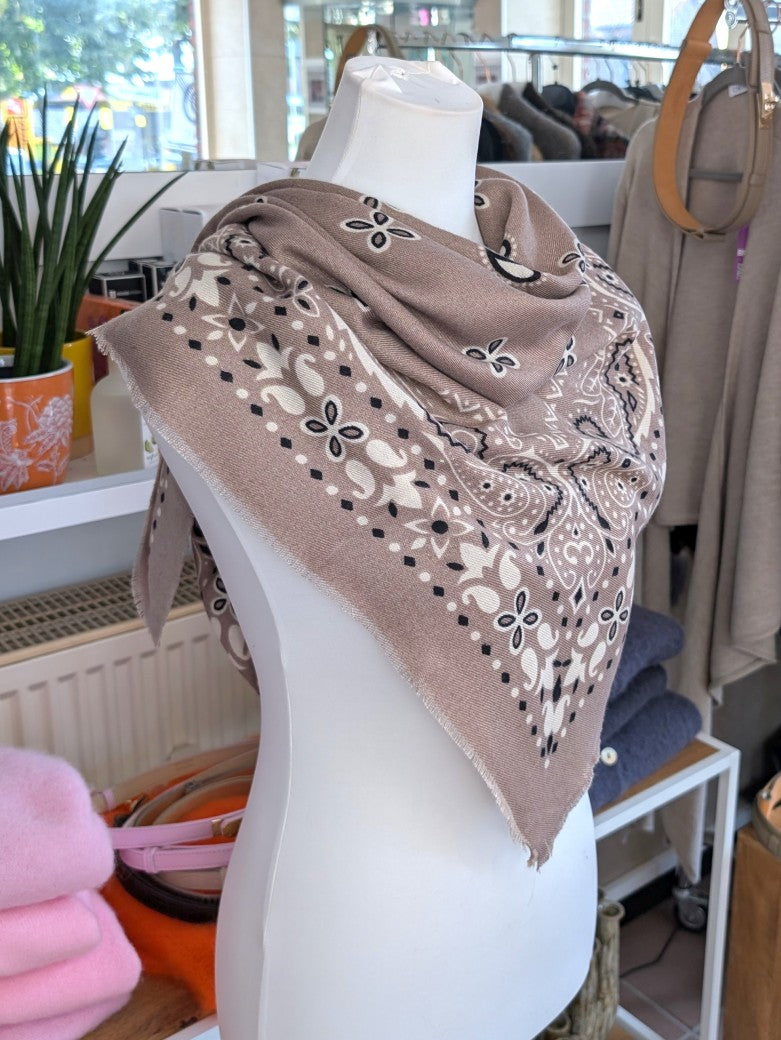 Elegantes Tuch Schal aus 100% Viskose, raffinierter ethnischer Charakter durch florales Paisley Muster im Kujten-Stil - als Kopftuch, Halstuch, Schulterumhang