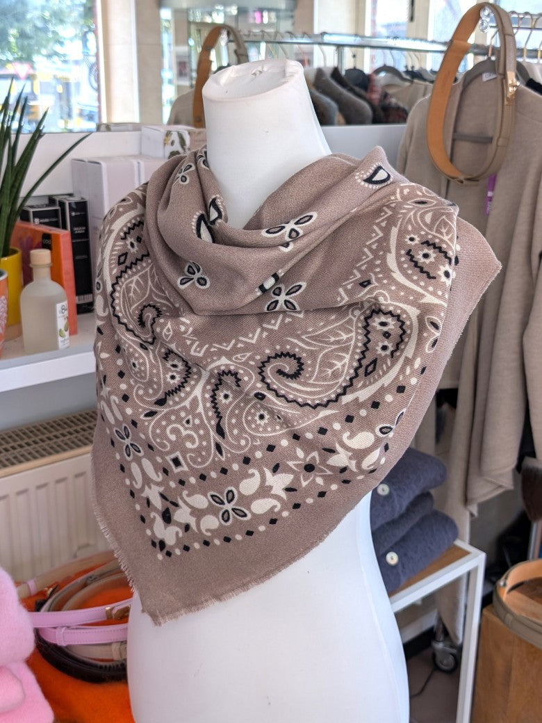 Elegantes Tuch Schal aus 100% Viskose, raffinierter ethnischer Charakter durch florales Paisley Muster im Kujten-Stil - als Kopftuch, Halstuch, Schulterumhang