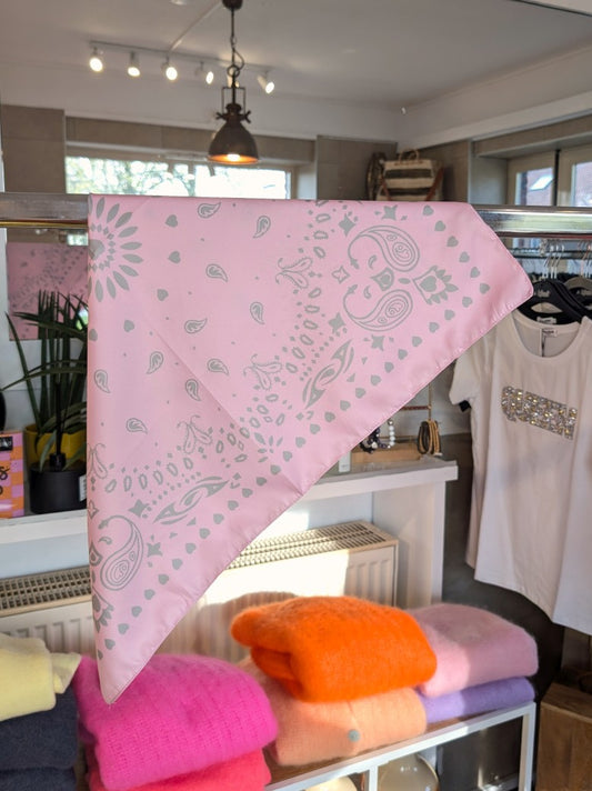 Raffiniert elegantes Viskose Tuch im Kujten Stil in Rosa mit Silber. Styling Möglichkeiten wie Halstuch, Kopftuch, Tuch um die Hüften - stilvolles Accessoire!