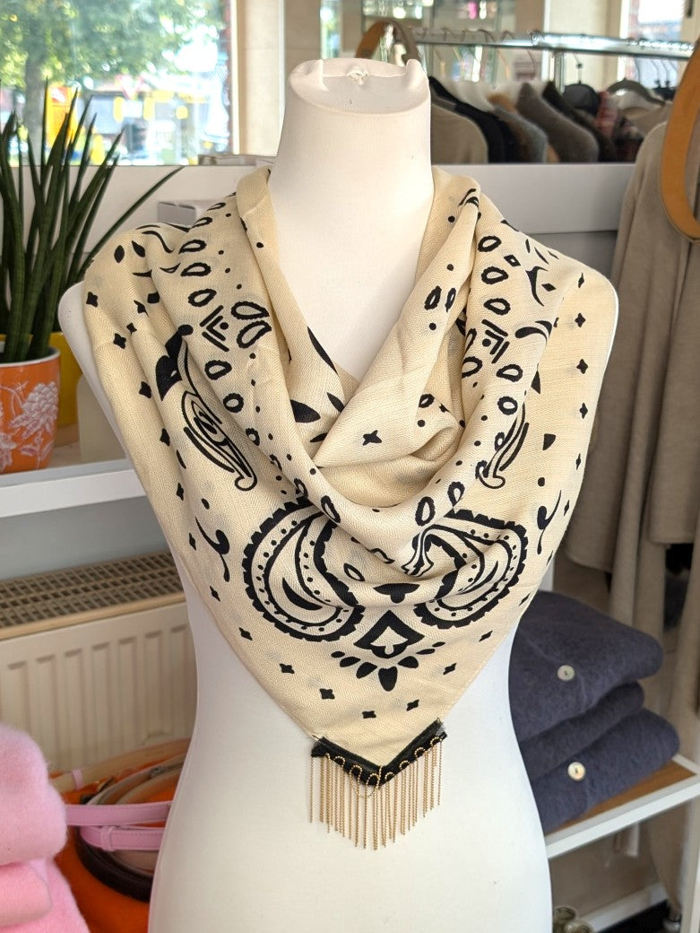 Elegantes Bandana-Tuch aus 100% Viskose, raffinierter ethnischer Charakter durch florales Paisley Muster im Kujten-Stil - als Kopftuch, Halstuch, Schulterumhang