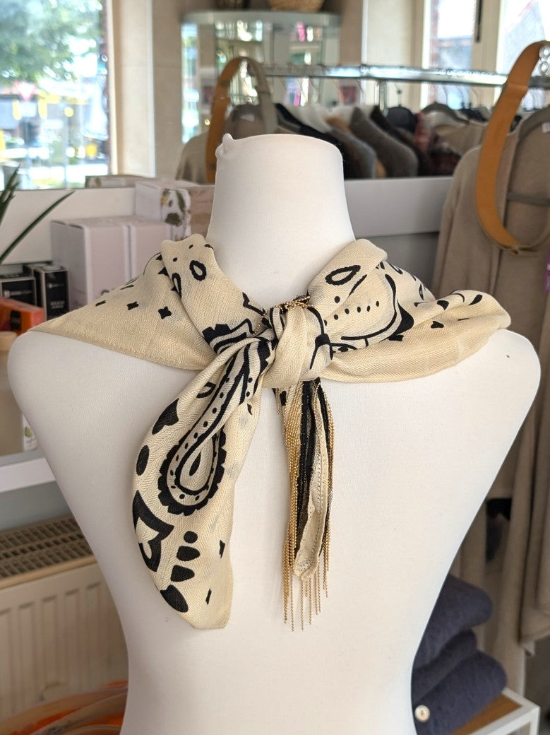 Elegantes Bandana-Tuch aus 100% Viskose, raffinierter ethnischer Charakter durch florales Paisley Muster im Kujten-Stil - als Kopftuch, Halstuch, Schulterumhang