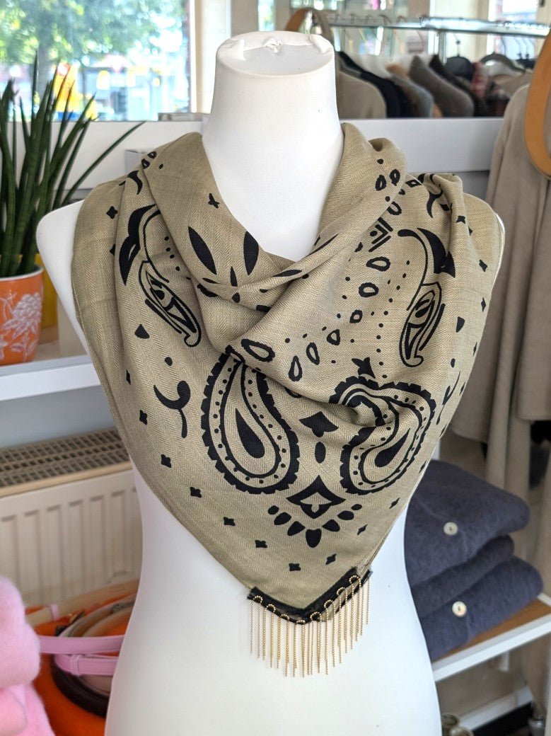 Elegantes Bandana-Tuch aus 100% Viskose, raffinierter ethnischer Charakter durch florales Paisley Muster im Kujten-Stil - als Kopftuch, Halstuch, Schulterumhang