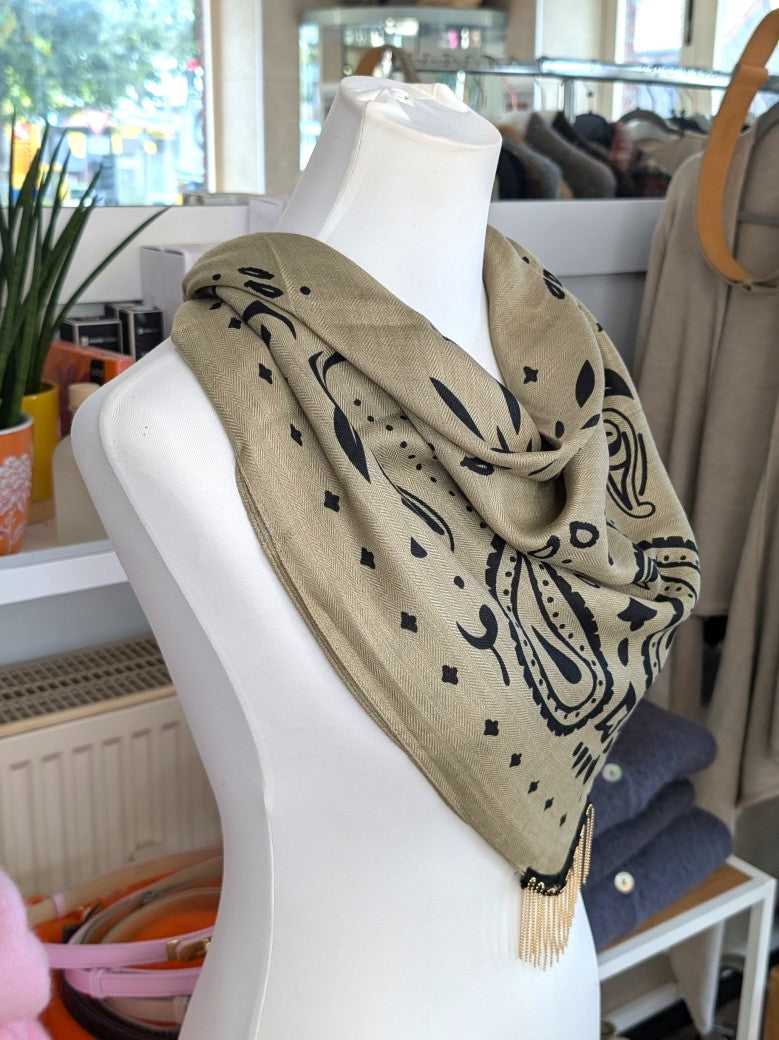 Elegantes Bandana-Tuch aus 100% Viskose, raffinierter ethnischer Charakter durch florales Paisley Muster im Kujten-Stil - als Kopftuch, Halstuch, Schulterumhang