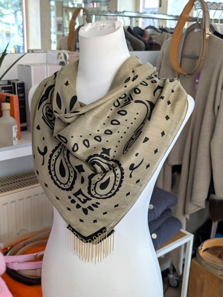 Elegantes Bandana-Tuch aus 100% Viskose, raffinierter ethnischer Charakter durch florales Paisley Muster im Kujten-Stil - als Kopftuch, Halstuch, Schulterumhang