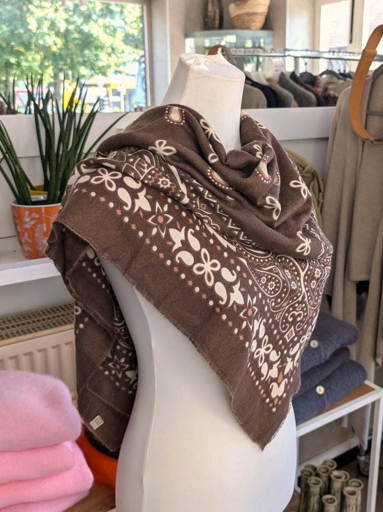 Elegantes Tuch Schal aus 100% Viskose, raffinierter ethnischer Charakter durch florales Paisley Muster im Kujten-Stil - als Kopftuch, Halstuch, Schulterumhang