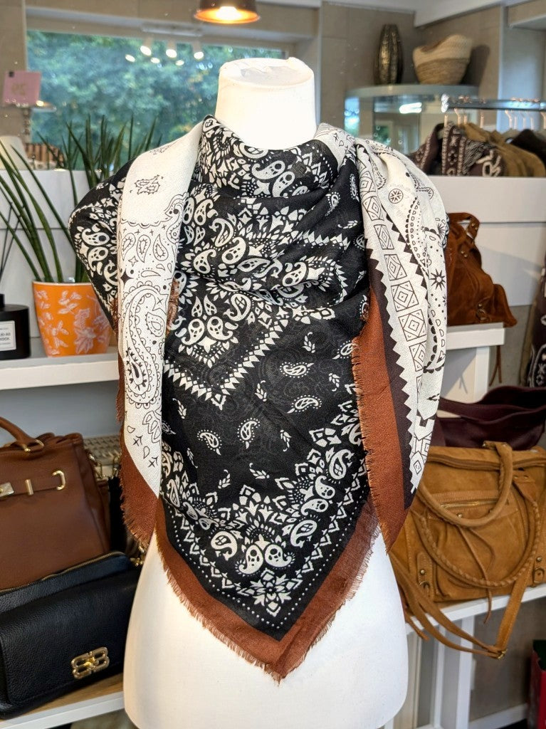 Elegantes Tuch Schal aus 100% Viskose, raffinierter ethnischer Charakter durch florales Paisley Muster im Kujten-Stil - als Kopftuch, Halstuch, Schulterumhang