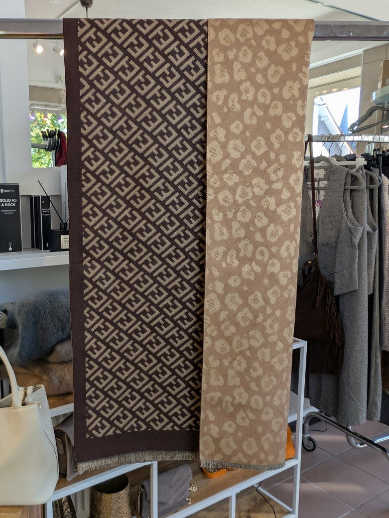 Elegantes Wendetuch im Fendi Stil in Gold Braun mit feinen Fransen am Rand aus hochwertiger Viskose und Wolle - Stylingmöglichkeiten von lässig bis chic!