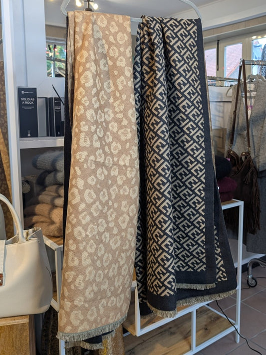 Elegantes Wendetuch im Fendi Stil in Schwarz Gold Braun mit feinen Fransen am Rand aus hochwertiger Viskose und Wolle - Stylingmöglichkeiten von lässig bis chic!