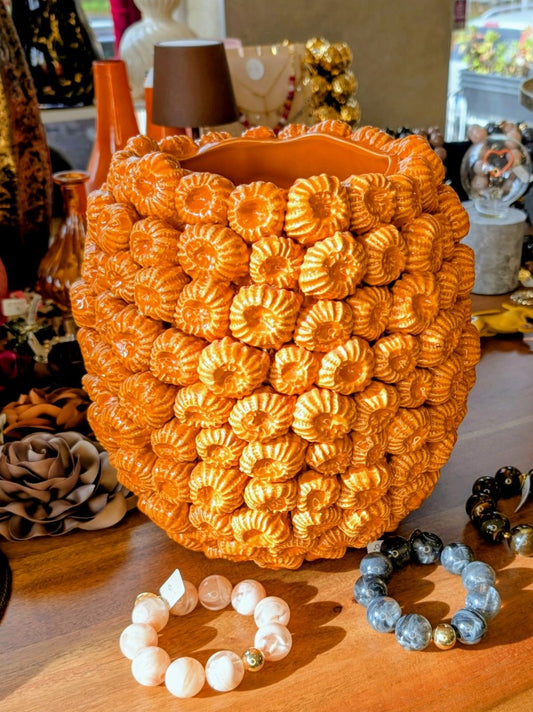 Der 2kg schwere Keramik Übertopf bringt mit seinem kräftigen Orange und dem filigranen 3D-Korallen-/Blumenrelief lebendige Farbe und Struktur in Ihr Zuhause!