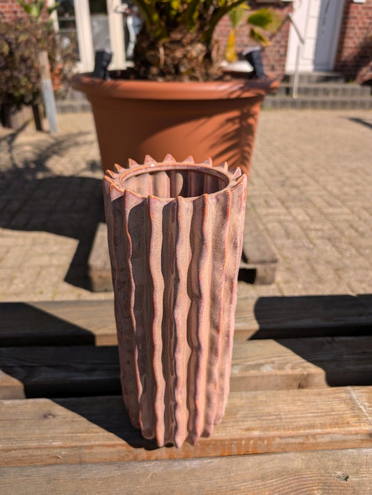 Eleganter Übertopf aus hochwertigem Steingut in zartem Rosa. Das gefaltete Design verleiht moderne strukturierte Optik - setzt Grünpflanzen stilvoll in Szene!