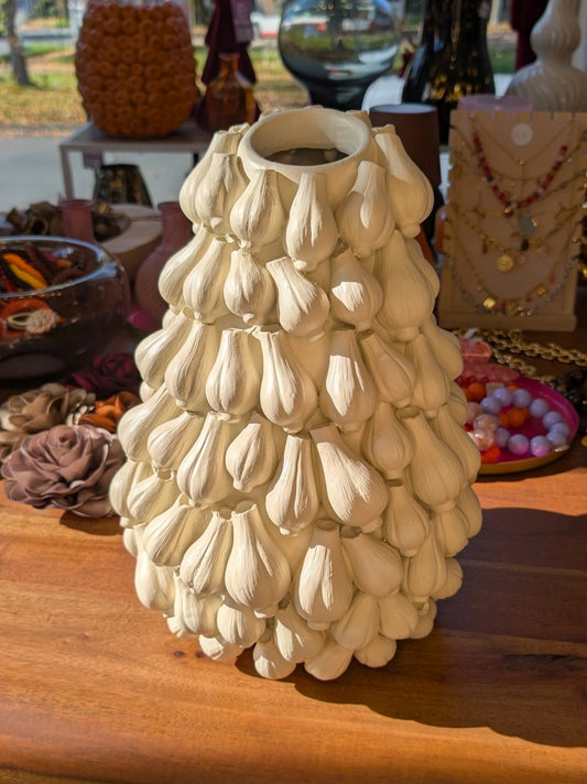 Die Vase in Beige besticht durch ihr Relief-Design aus Knoblauchzehen und bietet genügend Raum für dekorative Blumen- oder Zweig-Arrangements!