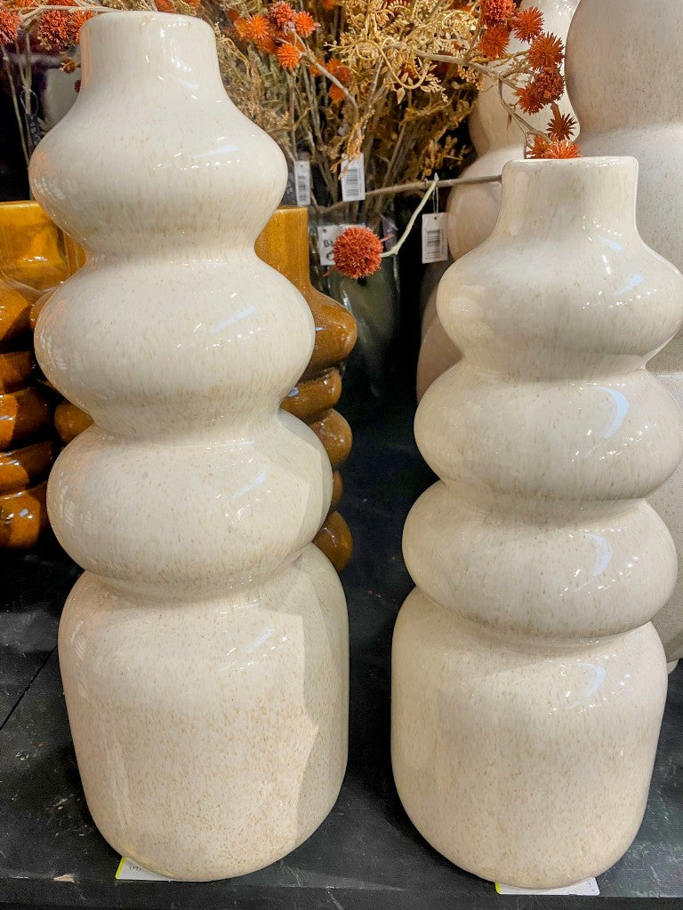 Unsere Steingut Vase mit 3 bauchigen Ringen verleiht deinem Zuhause eine elegante Note. Formschöne Vase in klassischem Design und hochwertige Verarbeitung!