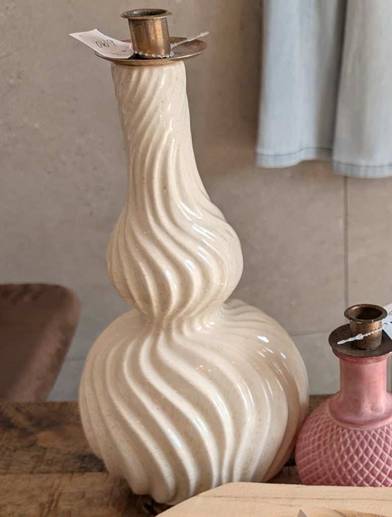 Entdecke die edle Vase Curly M aus Steingut in Creme! Die einzigartige Form und die hochwertige Verarbeitung machen sie Zuhause zu einem echten Blickfang!