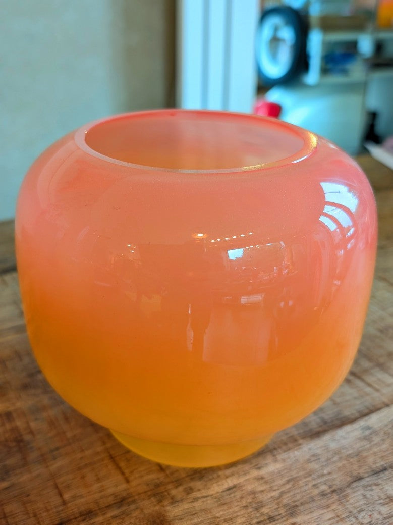 Diese Glasvase mit sanftem Farbverlauf von Orange zu Pink setzt Zuhause lebendige Akzente. Maße ca. 15cm Höhe, 16cm Breite. Perfekt für frische Blumen!