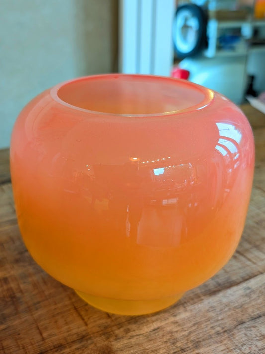 Diese Glasvase mit sanftem Farbverlauf von Orange zu Pink setzt Zuhause lebendige Akzente. Maße ca. 15cm Höhe, 16cm Breite. Perfekt für frische Blumen!