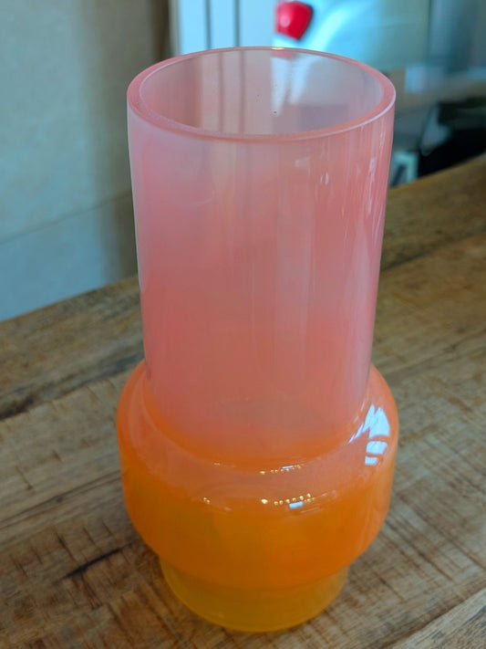 Diese Glasvase mit sanftem Farbverlauf von Orange zu Pink setzt Zuhause lebendige Akzente. Maße ca. 25cm Höhe, 10/14cm Breite. Perfekt für frische Blumen!