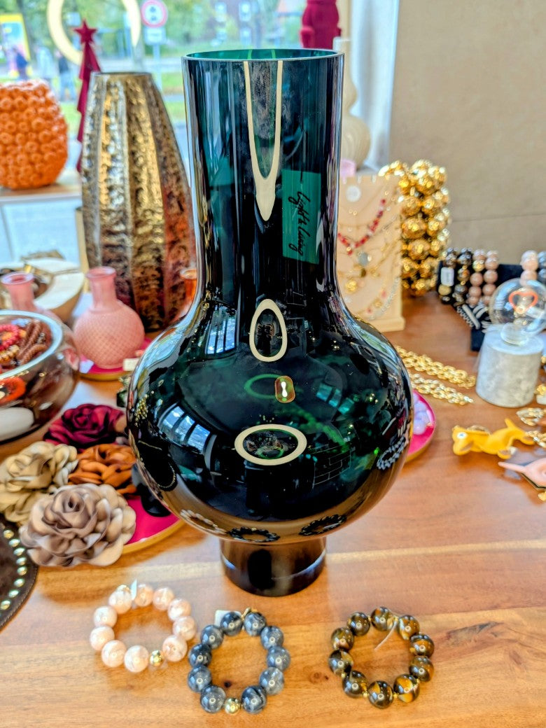 Die Glasvase Dunkelgrün beeindruckt mit 47cm Höhe x 25cm Breite. Das dunkle dicke Glas sorgt für moderne stilvolle Atmosphäre - elegante Akzente in jedem Raum!