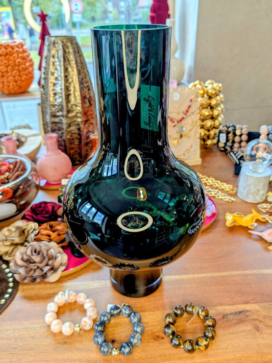 Die Glasvase Dunkelgrün beeindruckt mit 47cm Höhe x 25cm Breite. Das dunkle dicke Glas sorgt für moderne stilvolle Atmosphäre - elegante Akzente in jedem Raum!