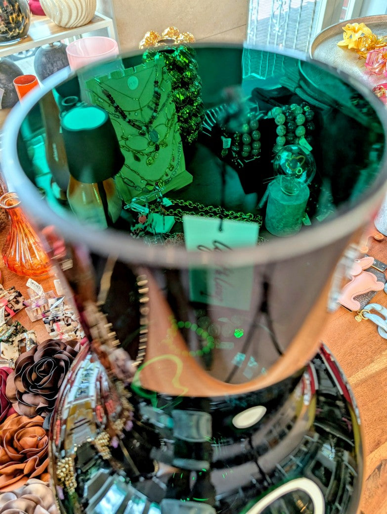 Die Glasvase Dunkelgrün beeindruckt mit 47cm Höhe x 25cm Breite. Das dunkle dicke Glas sorgt für moderne stilvolle Atmosphäre - elegante Akzente in jedem Raum!