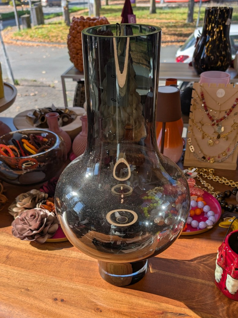 Die Glasvase Rauchschwarz beeindruckt mit 47cm Höhe x 25cm Breite. Das dunkle dicke Glas sorgt für moderne stilvolle Atmosphäre - elegante Akzente in jedem Raum!