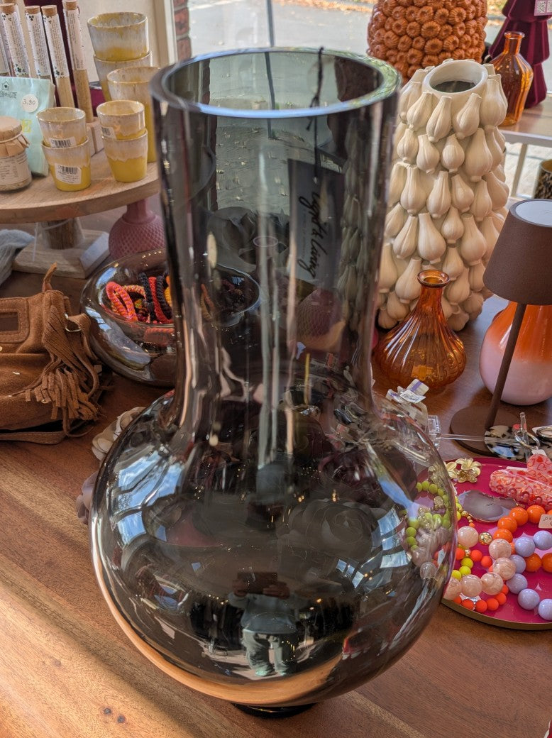 Die Glasvase Rauchschwarz beeindruckt mit 47cm Höhe x 25cm Breite. Das dunkle dicke Glas sorgt für moderne stilvolle Atmosphäre - elegante Akzente in jedem Raum!