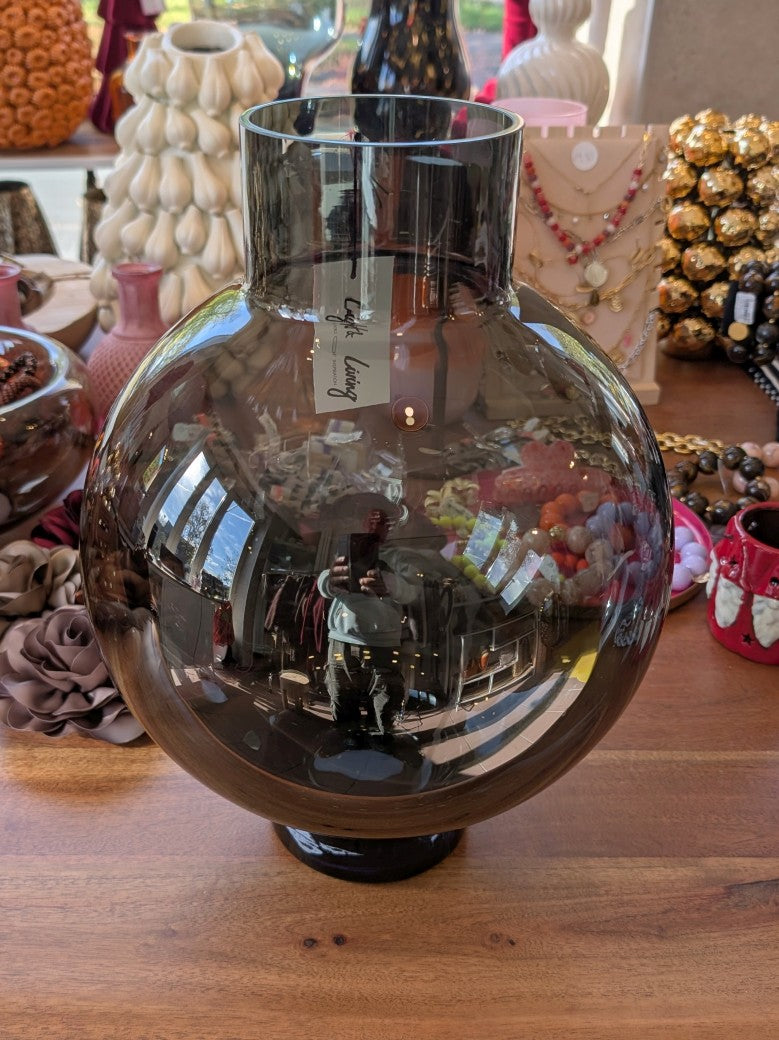 Die bauchige Glasvase Rauchschwarz beeindruckt mit 36,5cm x 27,5cm. Das dunkle dicke Glas sorgt für moderne stilvolle Atmosphäre, elegante Akzente in jedem Raum!