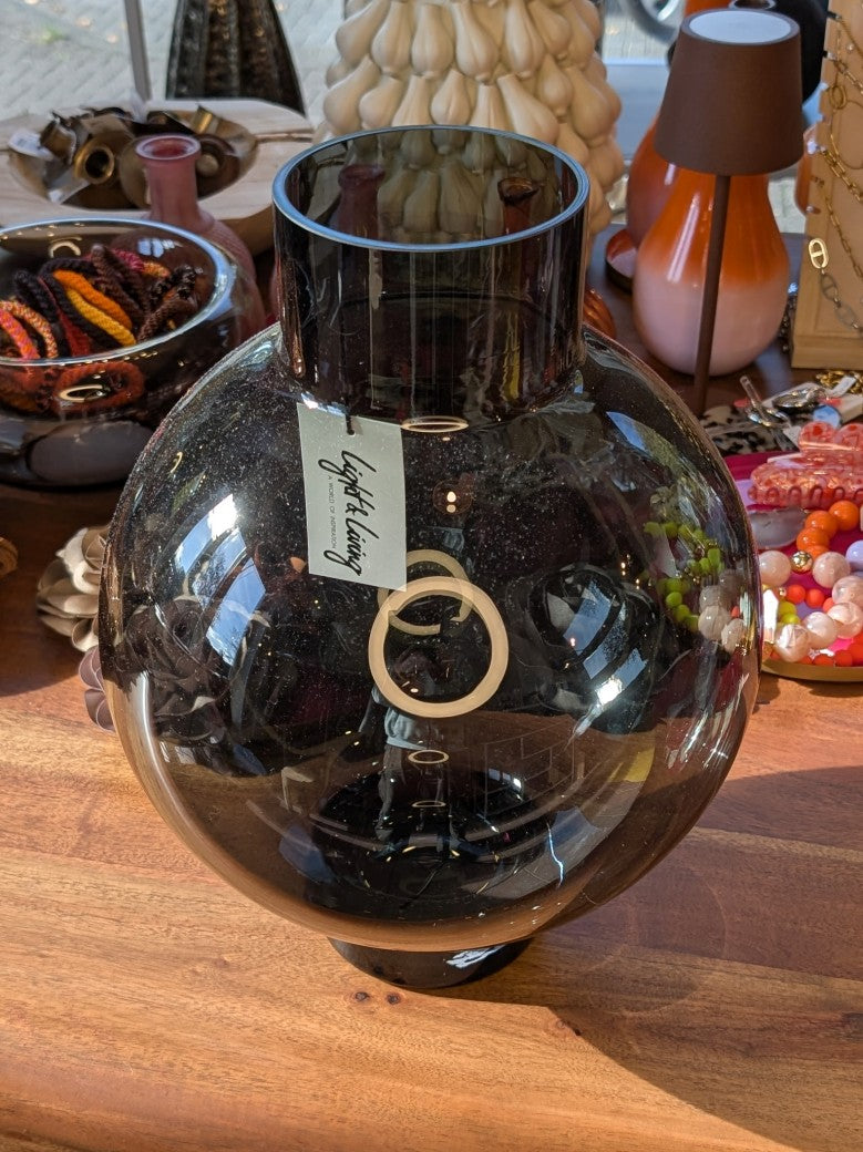Die bauchige Glasvase Rauchschwarz beeindruckt mit 36,5cm x 27,5cm. Das dunkle dicke Glas sorgt für moderne stilvolle Atmosphäre, elegante Akzente in jedem Raum!