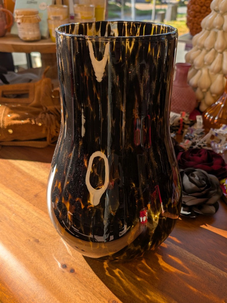 Die elegante Vase aus bernsteinfarbenem Glas mit schwarzem Leo Muster Schimmer setzt stilvolle Akzente in jedem Raum - dekoratives Highlight für frische Blumen!