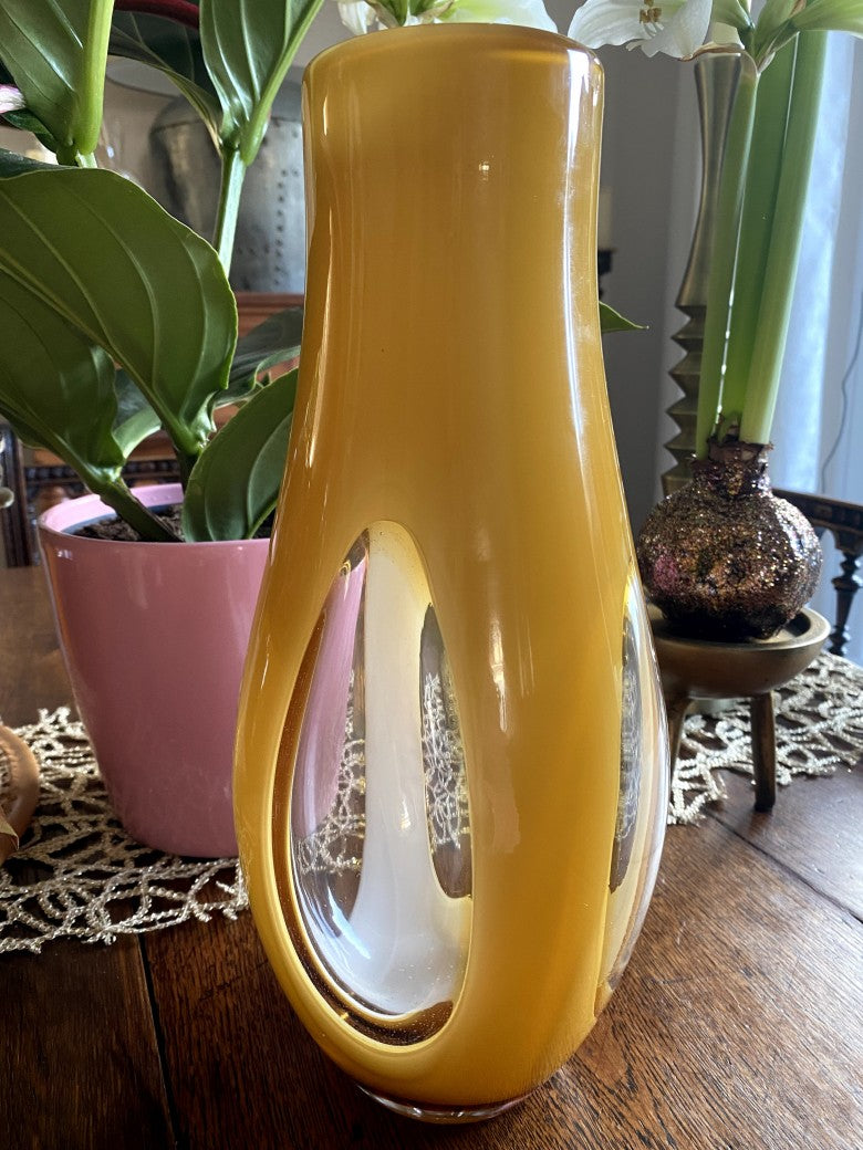 Entdecken Sie diese beeindruckende Retro-Vase aus massivem Glas – ein echtes Schwergewicht unter den Deko-Accessoires in Retro Vintage Look Ocker Gelb!